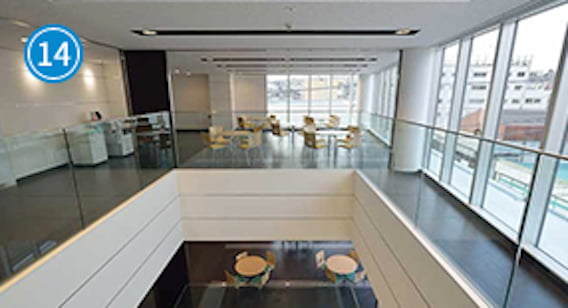 学生ラウンジ・吹き抜け